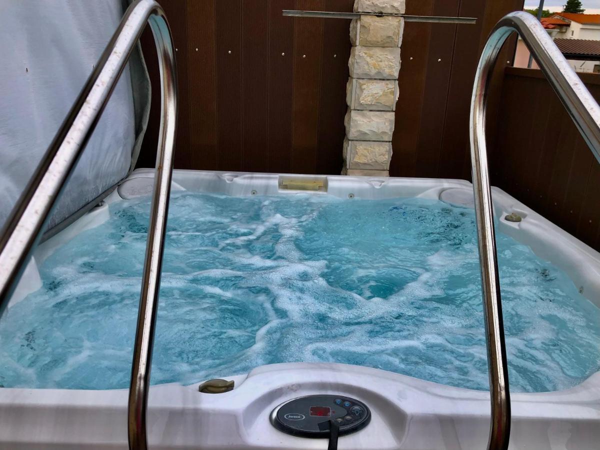Pine & Oak With Shared Seasonal Hot Tub Privlaka (Zadar)