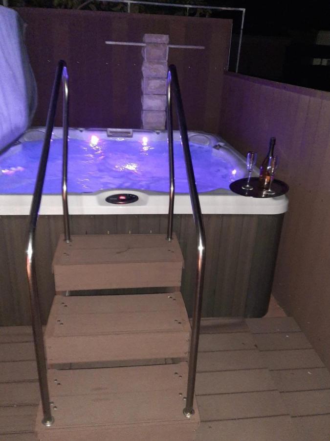 Pine & Oak With Shared Seasonal Hot Tub Privlaka (Zadar)