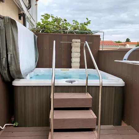 Apartments Pine & Oak With Shared Seasonal Hot Tub Privlaka  Exterior photo