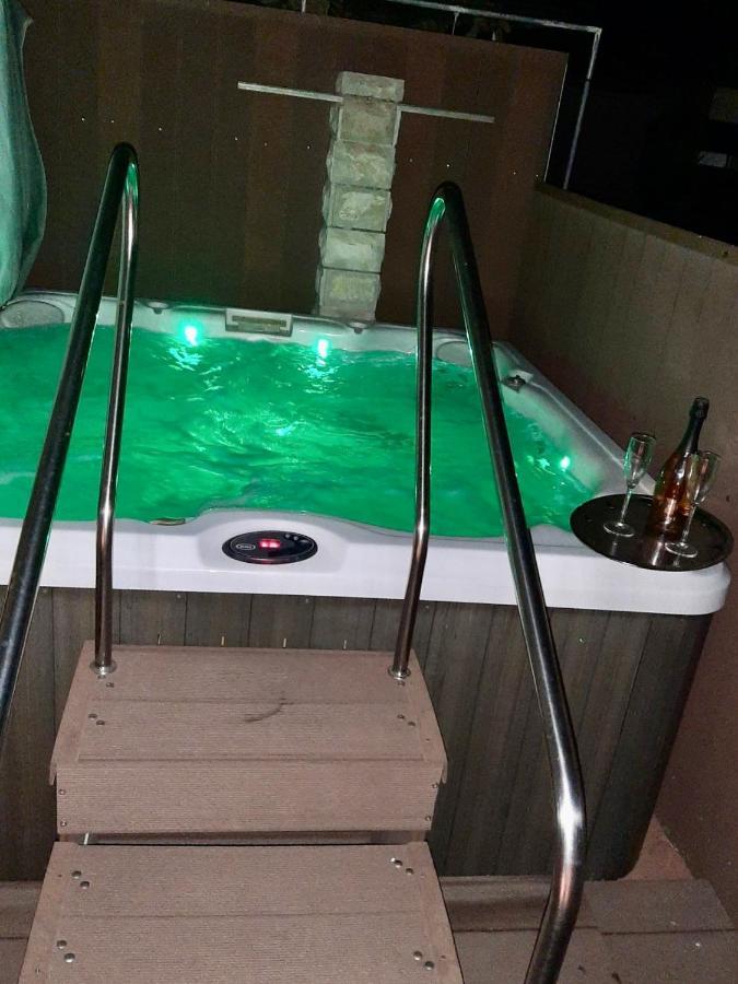 Apartment Pine & Oak With Shared Seasonal Hot Tub