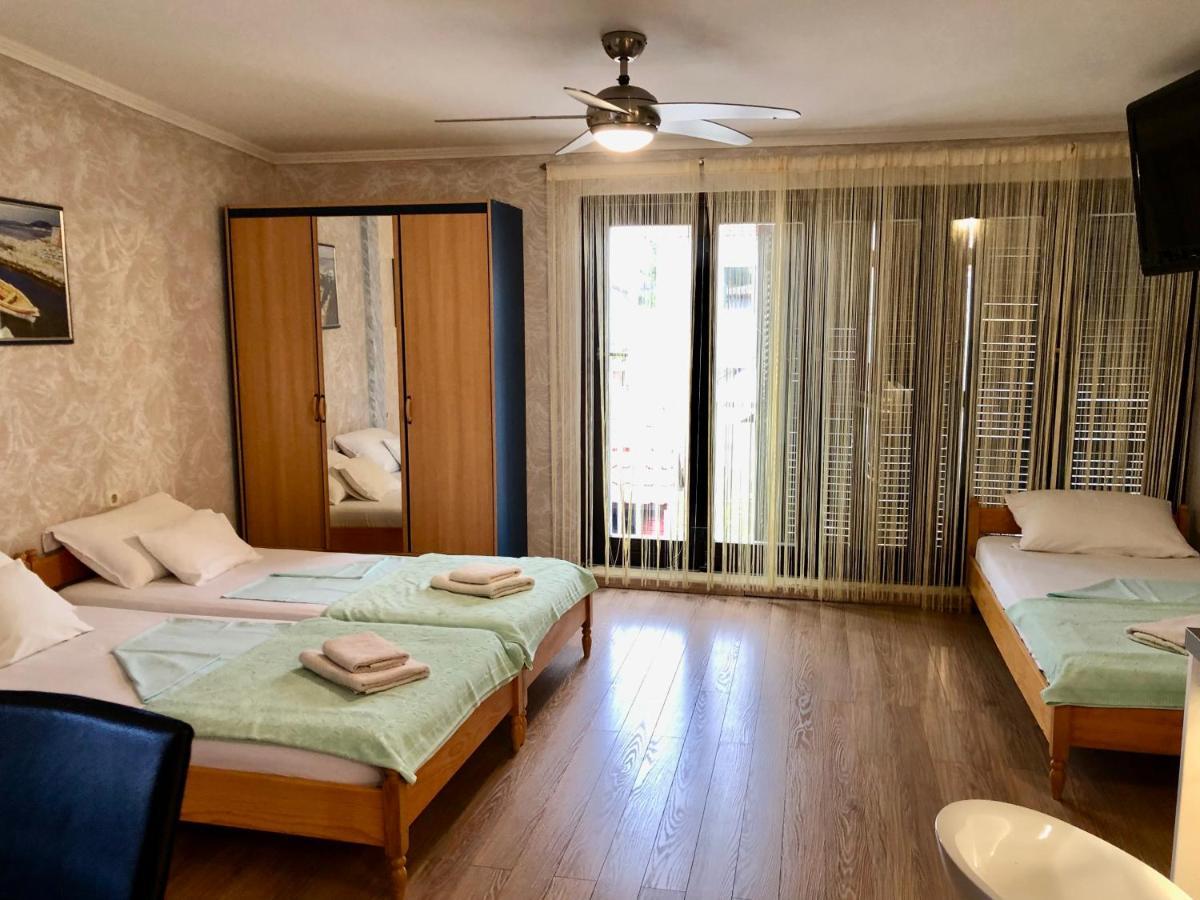 Pine & Oak With Shared Seasonal Hot Tub Apartment *